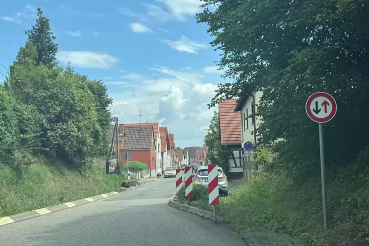 Aus Niederhorbach kommend: Eine Fahrbahnverengung unterbricht den Verkehrsfluss auf der B38. 