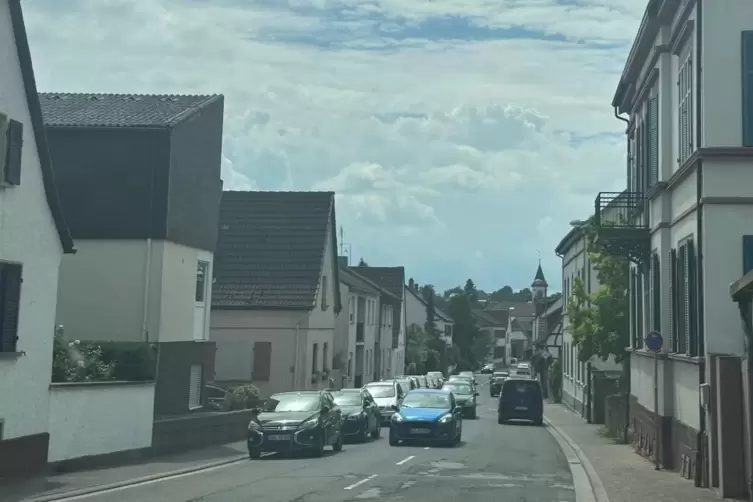 Der fllie&szlig;ende Verkehr schl&auml;ngelt sich in Ingenheim an geparkten Autos vorbei.