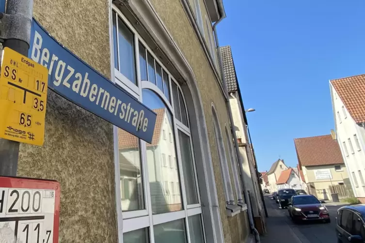 Auch in der Bergzabernerstra&szlig;e wird es f&uuml;r die Verkehrsteilnehmer schnell eng &ndash; da dort auch viele Parkboxen auf der B38 sind. 