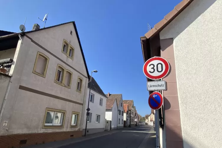  In der Ingenheimer Hauptstra&szlig;e gilt Tempo 30. 