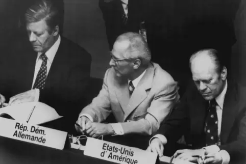 Vor 50 Jahren: Der deutsche Bundeskanzler Helmut Schmidt (links) beim Unterzeichnen des Dokumentes am Ende der dreitägigen Konfe