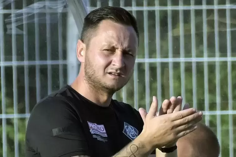 Aufmunternd: Chris Chorrosch, der Trainer von Arminia Ludwigshafen. 
