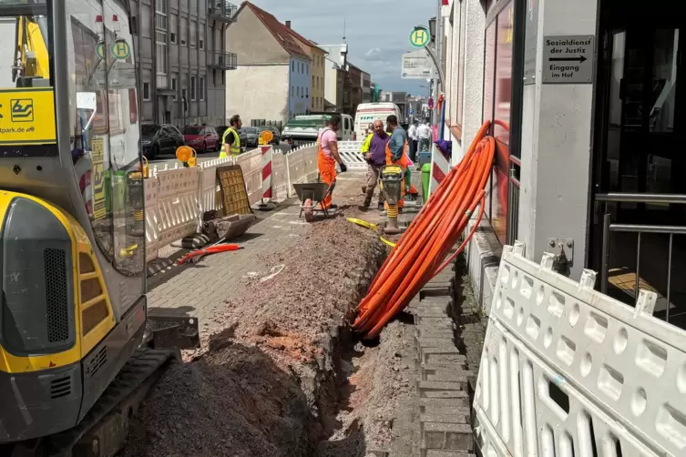 Durch ein Standardverfahren mit schmalen Gr&auml;ben wird das Bautempo f&uuml;r die Glasfaserverlegung erh&ouml;ht. 