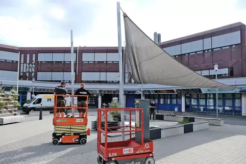 80 Quadratmeter Schatten: das neue Sonnensegel am Helmholtz-Gymnasium in Zweibrücken.