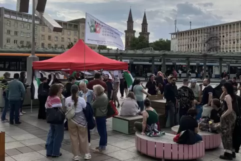 Die frisch gegründete Landesarbeitsgemeinschaft (LAG) Palästinasolidarität der Linken hat zu einer Mahnwache in Ludwigshafen ein