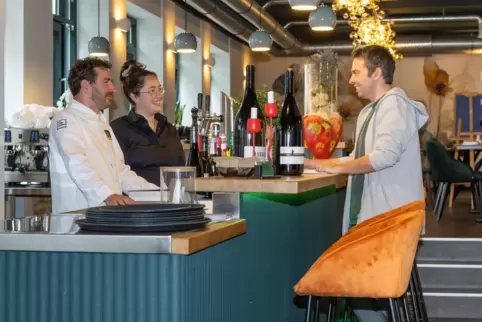 Bewirteten ihre Gäste bis vor drei Monaten noch im urigen Weinhaus Stepp: Melissa und Stefan Duran-Sellin (links), hier im Gespr