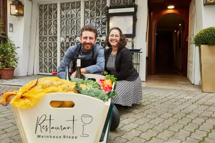 Ein Bild von 2022: das Ehepaar Duran-Sellin vorm Weinhaus Stepp. Mit dem Bollerwagen f&auml;hrt der Koch noch heute &uuml;ber den Wochenma