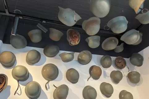 Stahlhelme erinnern in einem norwegischen Museum auch an einen Speyerer.
