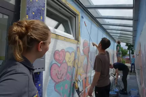 Die Berufseinsteiger der BASF waren mit Spaß und Eifer bei der Sache. Die vorhandenen Graffiti aus dem letzten Jahr sollen bleib