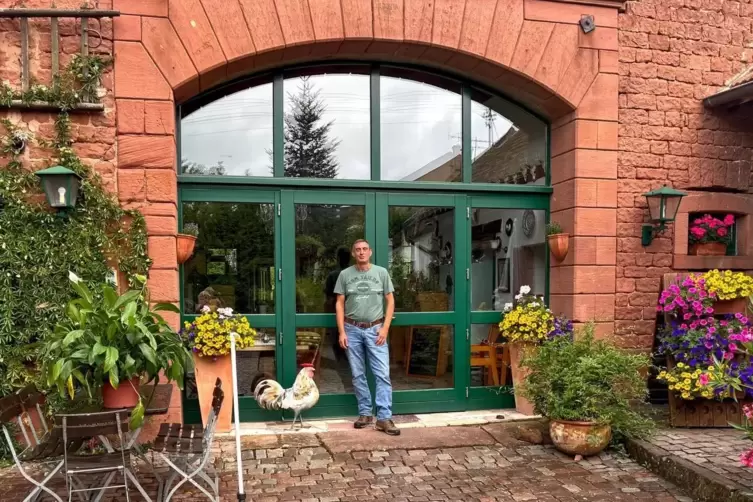 Jens Schmidt-Z&ouml;llner an der Eingangst&uuml;r seines Landrestaurants P&ouml;rrbacher Hof. 