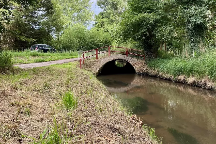Bevor der Bach in Hanhofen ankommt, muss er die Brücke an der Kreisstraße 26 passieren.