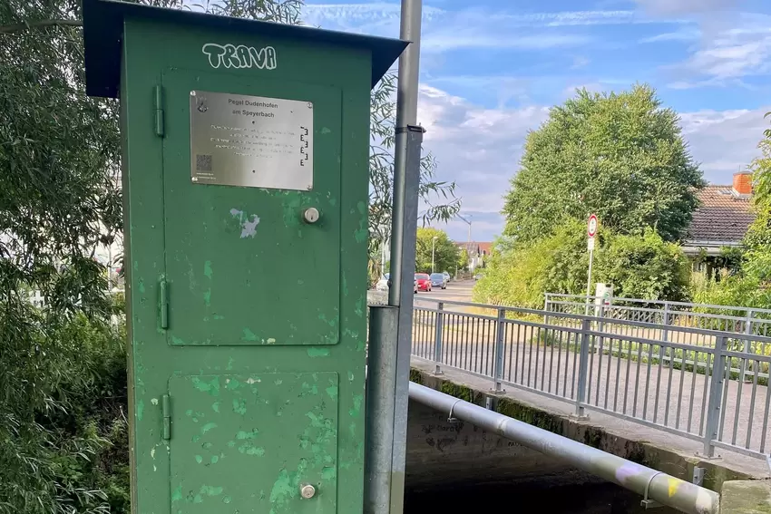 Zeigt den Wasserstand an: der Pegel an der Ernst-Reuter-Straße in Dudenhofen.
