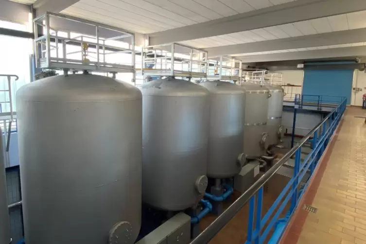 Sch&ouml;n in einer Reihe: die f&uuml;nf Filteranlagen im Mutterstadter Wasserwerk. 