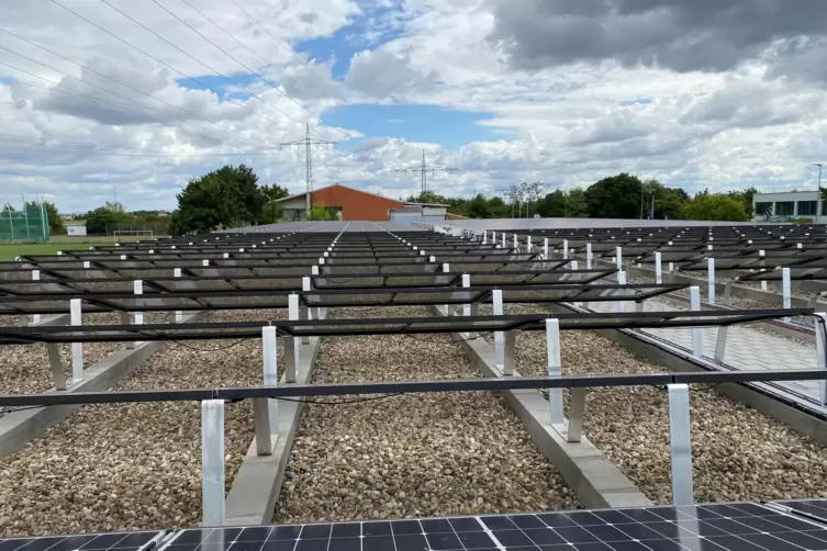 Sie spart dem Zweckverband einen Teil seiner Stromkosten: die Photovoltaikanlage auf dem H&uuml;gel &uuml;ber dem Reinwasserbeh&auml;lter. 