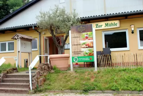 Der Biergarten der Gaststätte „Zur Mühle“ wurde mit Olivenbäumen ausgestattet.