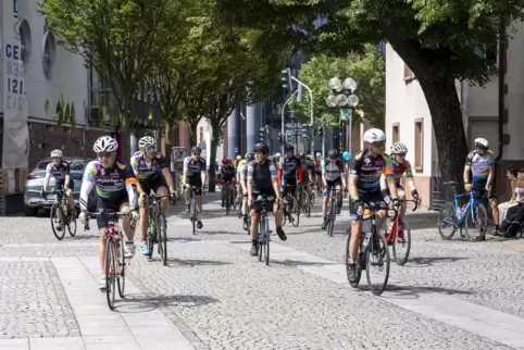 Zu einer Mittagsrast machten die 120 Radfahrerinnen und Radfahrer auf ihrem Radmarathon für ein Atomwaffenverbot Station in Kais