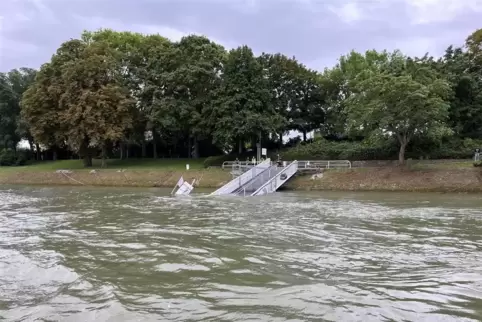 Der untergegangene Schiffsanleger soll in den kommenden Tagen geborgen werden. 