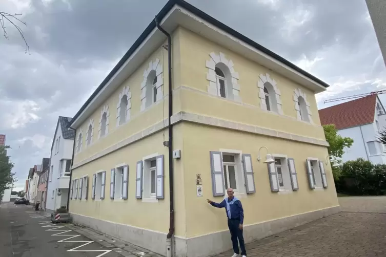 Der Seniorentreff heute: Volker Schl&auml;fer zeigt auf die Plakette, die das Geb&auml;ude als Kulturdenkmal ausweist. 