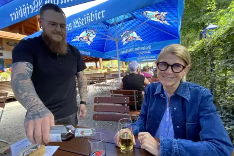 Betriebsleiter Markus Augst schenkt der Inhaberin Franziska Zadra ein kühles Getränk ein. Betriebsleiter Markus Augst schenkt der Inhaberin Franziska Zadra ein kühles Getränk ein.
