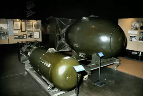 Verheerende Waffen: Nachbildungen der beiden ersten von den USA abgeworfenen Atombomben „Little Boy“ (links) und „Fat Man“.