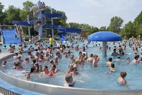 An heißen Sommertagen lockt das Freibad am Willersinnweiher mehrere Tausend Besucher. 