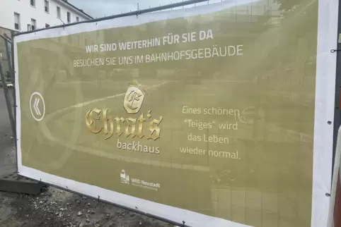 Mit lockerem Spruch: Werbebanner auf dem Fußweg zu den Gleisen. 