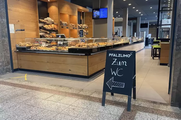 Simone Ehrat von der B&auml;ckerei Ehrat im Bahnhofsgeb&auml;ude weist mittlerweile mit einem Schild darauf hin, wo Reisende die Bahnhofst