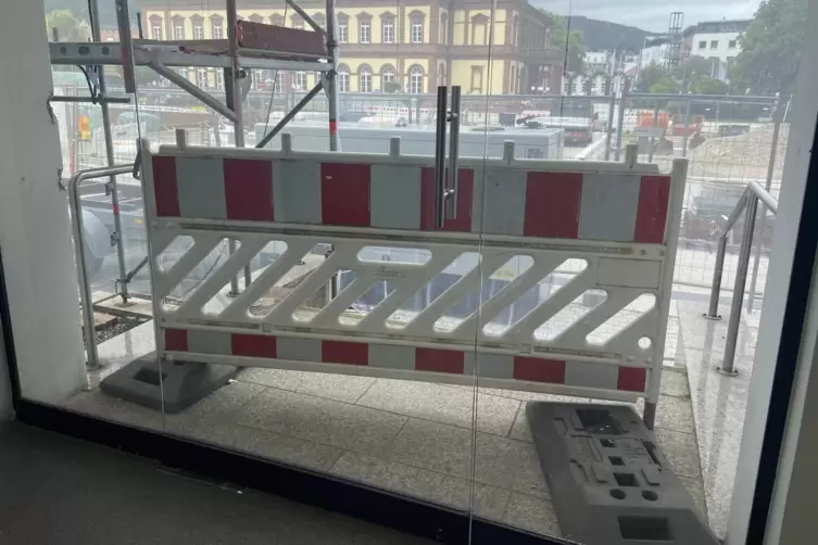 Gesperrt: Zugang zur Bahnhofstoilette vom Bahnhofsvorplatz aus. 