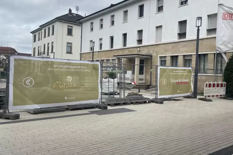 Wer aus der Unterf&uuml;hrung von den Gleisen in Richtung Stadt l&auml;uft, kommt an den Werbebannern nicht vorbei. 