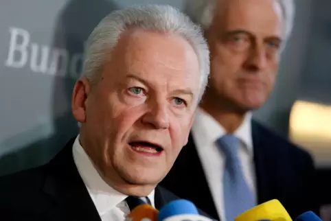 Der damalige Bahnchef Rüdiger Grube akzeptierte 2009 einen für die DB sehr ungünstigen Finanzierungsvertrag (rechts im Hintergru