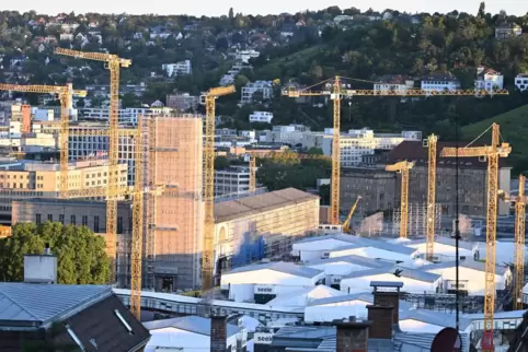 Vertraglich geregelt sind für Stuttgart 21 Kosten von gut 4,5 Milliarden Euro, veranschlagt sind derzeit rund 11 Milliarden Euro