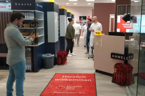 Neben Bekleidungsgeschäften und Imbissständen lädt das Deutsche Rote Kreuz ab sofort zur Blutspende.