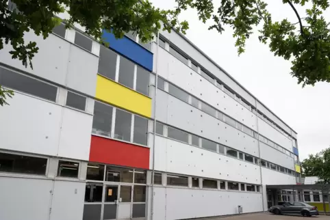 Das Hugo-Ball-Gymnasium in neuen Farben. An dieser Wand hatten sich über Jahrezehnte die Abi-Jahrgänge mit Graffiti verewigt. 