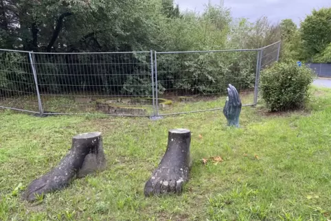 Besteht aus mehreren Bestandteilen: Ausschnitt des Kunstwerks „In situ – Ein Engelsmonument“. Hinten der Absperrzaun an den früh