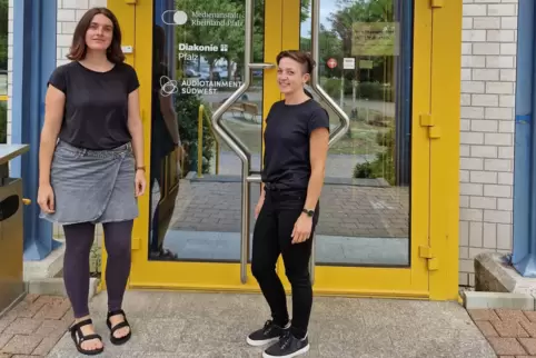 Die Sozialarbeiterinnen Claudia Hahn (links) und Milena Thäter (rechts) beraten neu zugewanderte Menschen beim Einleben in Ludwi