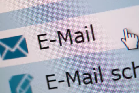 Ein 82-Jähriger erhielt am Sonntagabend eine E-Mail, die ihm komisch vorkam. 