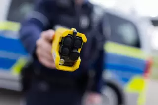 Da der Mann gegenüber den Polizisten aggressiv wurde und sich massiv wehrte, griffen diese letztlich zu einem Taser, um ihn hand