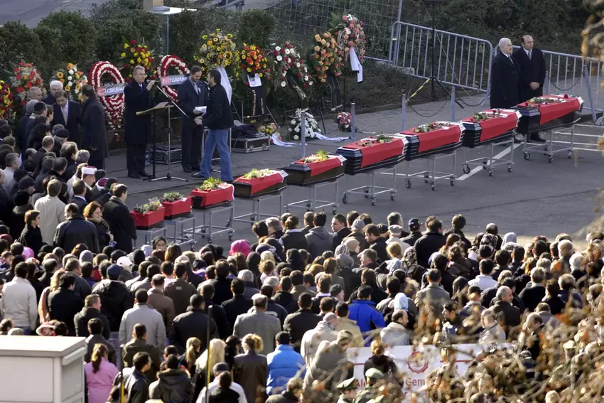 Bei einer Trauerfeier für die Opfer versammelten sich 4500 Menschen am Brandort. Die Särge wurden auf der Straße aufgebahrt.