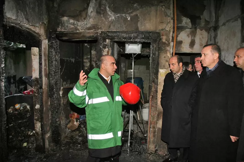 Der damalige Ministerpräsident Recep Tayyip Erdogan (rechts) machte sich vor Ort selbst ein Bild.