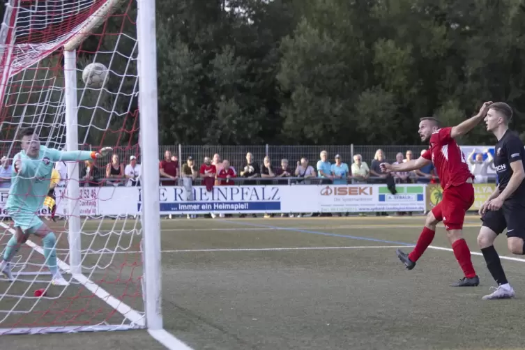 Palatia-Stürmer Philipp Koch köpft das 2:1 gegen den bereits geschlagenen Keeper Steinwendens, Luca Layes. 