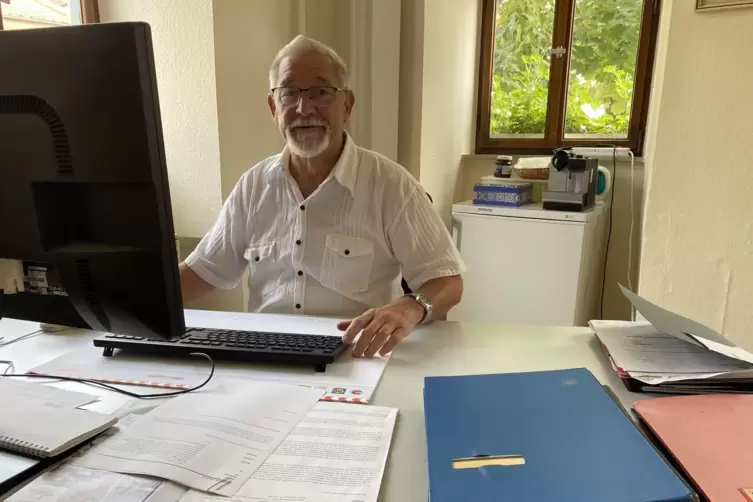 Auch B&uuml;rokratie geh&ouml;rt zum Alltag eines Ortsvorstehers: Roland Ipach am Schreibtisch im Rathaus. 