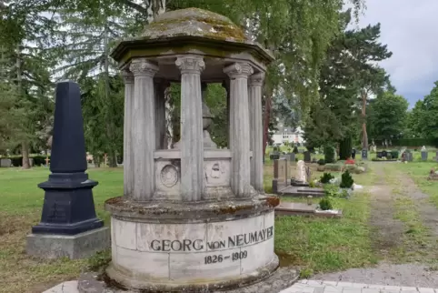 In der Form eines Tempels errichtet: das Grabmal von Georg von Neumayer.