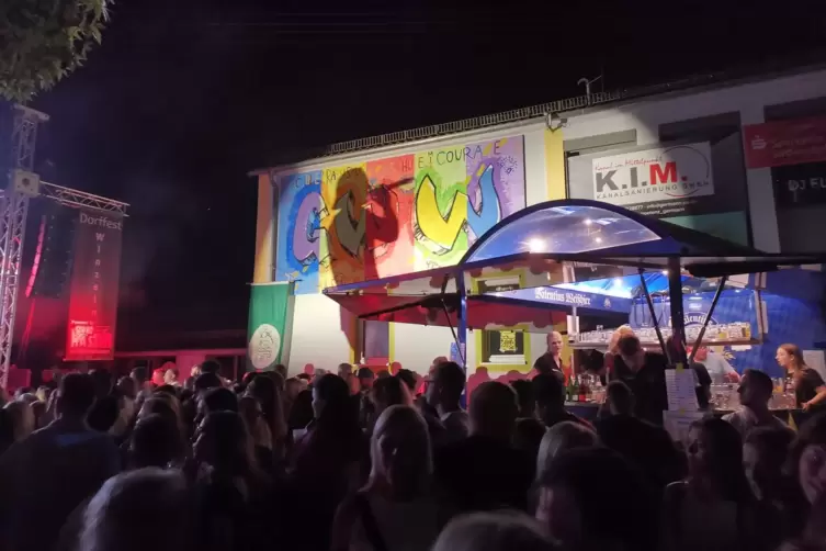 Schon im vergangenen Jahr war der Schulhof beim Winzler Dorffest rappelvoll. 
