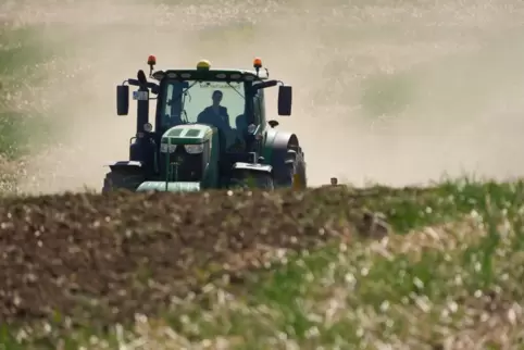 Landwirt bei der Arbeit: Zuletzt gab es in mehreren Orten Beschwerden über Gestank durch Dünger. 
