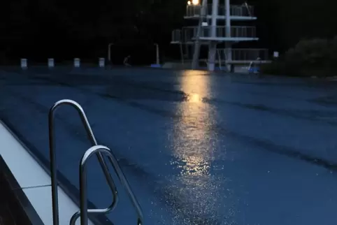 Auf ins kühle Nass: Am Samstagabend in Contwig ganz ohne Eintritt. 