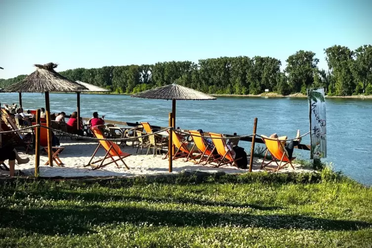 Zum Schluss lohnt sich der Abschluss in der Strandbar am Rhein. 