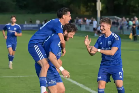 Obenauf: TuS Mechtersheim (blau) feiert gegen SV Viktoria Herxheim, von links Berkan Celebi, Aleksandar Biedermann und Adrian Ma
