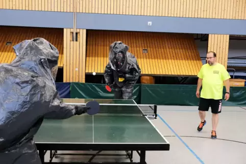  Stefan Brinette (rechts im Bild) beobachtet die Tischtennispartie zwischen Vincent Ulrich und Marcel Hunsicker.