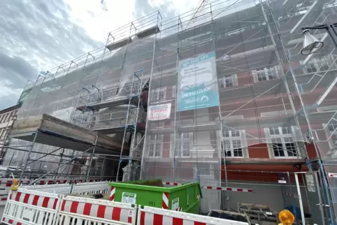 Noch mehrere Monate eingerüstet: Maler und Dachdecker am Rathaus. 