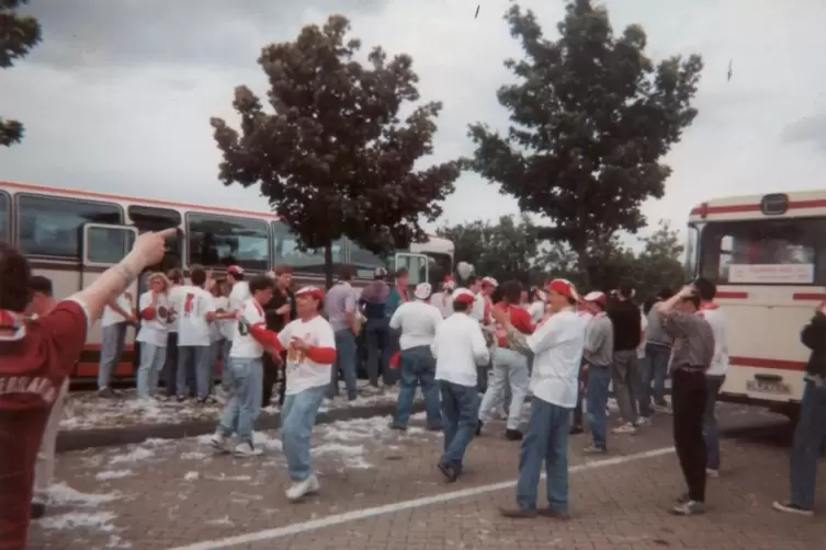 15. Juni 1991: Feiernde FCK-Fans auf dem Weg nach K&ouml;ln. Durch den 6:2-Erfolg holten sich die Roten Teufel sensationell die Deuts